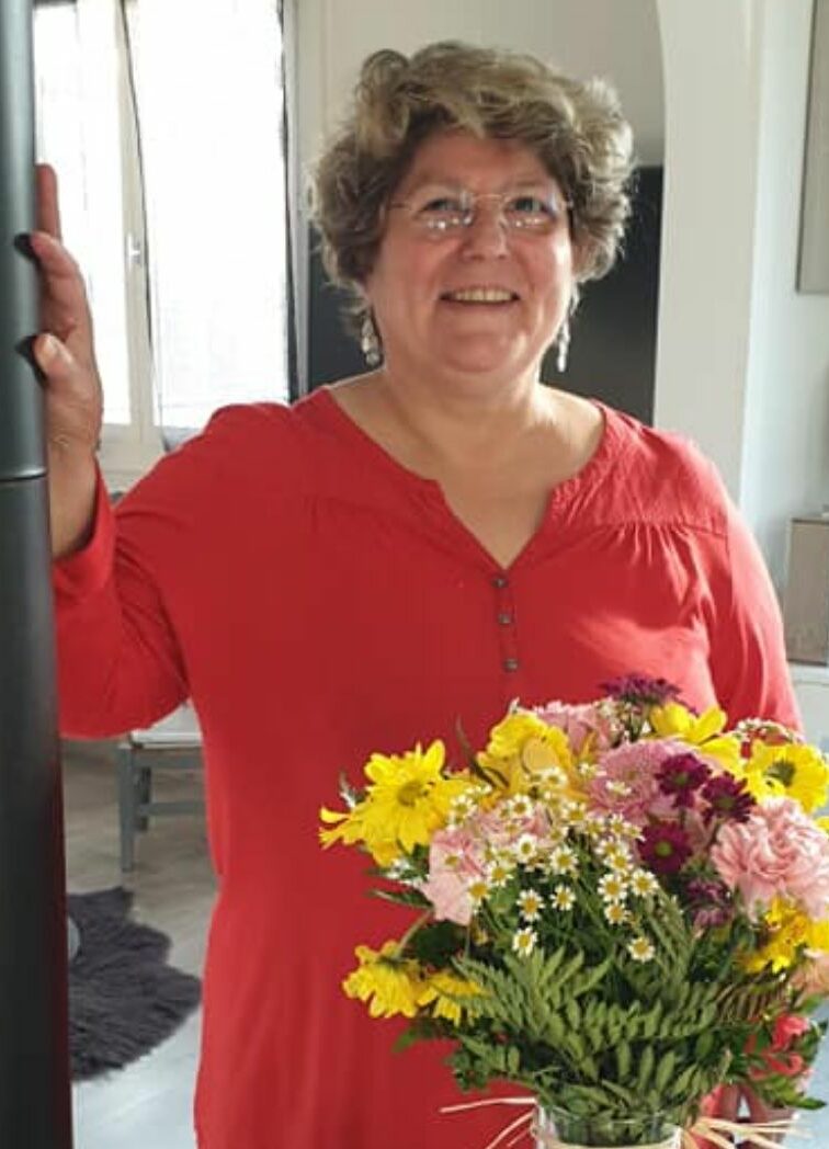 Photo de nadine debout en rouge