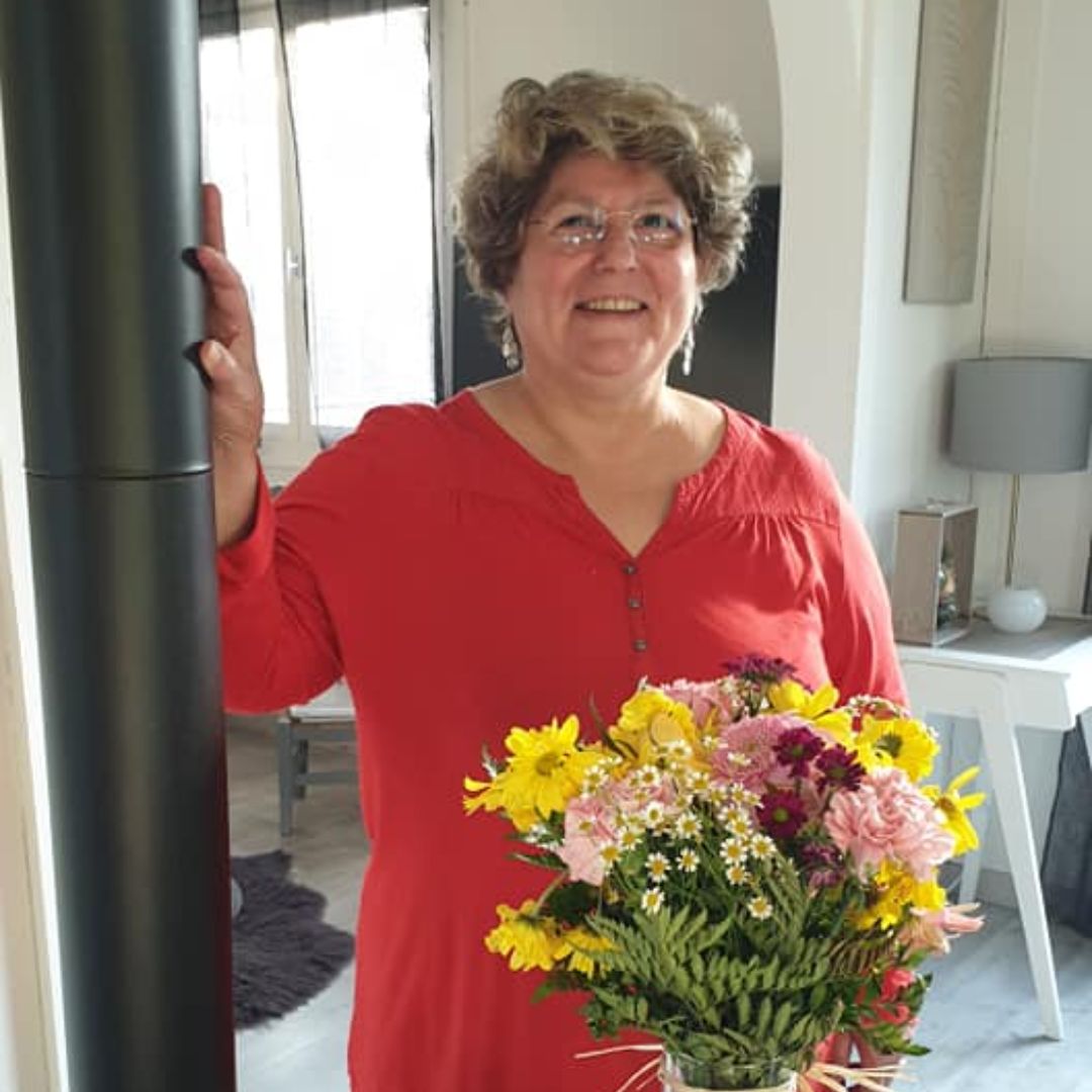 Photo de nadine debout en rouge